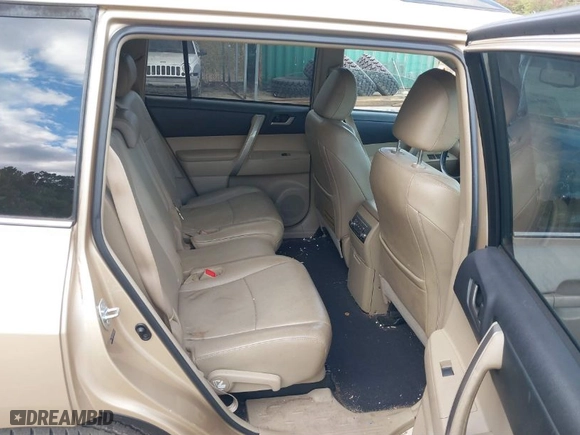 2011 Toyota Highlander with VIN 5TDBK3EH0BS057639, listed as a IAAI auction lot 40617496 with 94,093 mi miles. Bid and sale history available at carsss.com. Image 8.