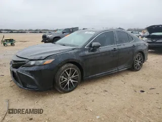 2022 Toyota Camry SE with VIN 4T1G11AK4NU621285, listed as a Copart auction lot 42972115 with 51,541 mi miles and Salvage Title. Bid and sale history available at carsss.com. Image 1.