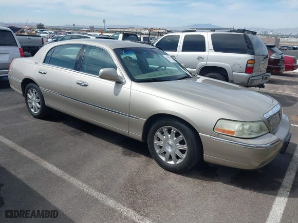 2009 Lincoln Town Car Signature Limited with VIN 2LNHM82V99X632889, listed as a IAAI auction lot 41849548 with 124,169 mi miles. Bid and sale history available at carsss.com. Image 1.