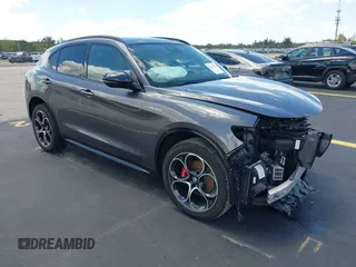 2024 Alfa Romeo Stelvio Veloce z VIN ZASPAKBN1R7D78095, wystawiony jako IAAI lot #42263589 z przebiegiem 5 729 mil mil oraz . Historia ofert i sprzedaży dostępna na DreamBid. Obrazek 1.