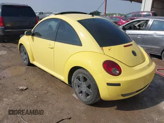 2006 Volkswagen New Beetle Coupe with VIN 3VWRW31CX6M417886, listed as a IAAI auction lot 41854924 with 61,008 mi miles. Bid and sale history available at carsss.com. Image 3.