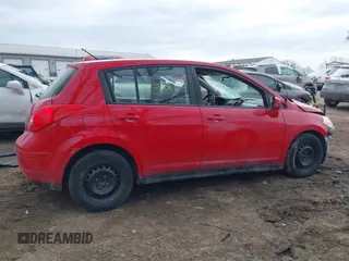 2011 Nissan Versa S z VIN 3N1BC1CP0BL494240, wystawiony jako IAAI lot #41703008 z przebiegiem 182 284 mil mil oraz . Historia ofert i sprzedaży dostępna na DreamBid. Obrazek 14.