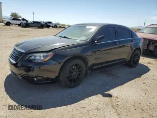 2013 Chrysler 200 Touring z VIN 1C3CCBBG1DN727655, wystawiony jako Copart lot #54073835 z przebiegiem 126 300 mil mil oraz Szkoda całkowita • Salvage title. Historia ofert i sprzedaży dostępna na DreamBid. Obrazek 1.