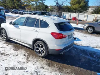 2018 BMW X1 xDrive28i z VIN WBXHT3C36J5L30217, wystawiony jako IAAI lot #41237775 z przebiegiem 60 071 mil mil oraz . Historia ofert i sprzedaży dostępna na DreamBid. Obrazek 3.