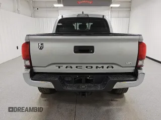 2020 Toyota Tacoma SR5 z VIN 5TFAZ5CN9LX089772, wystawiony jako Copart lot #60783225 z przebiegiem 59 592 mil mil oraz Czysty tytuł • Clean title. Historia ofert i sprzedaży dostępna na DreamBid. Obrazek 6.