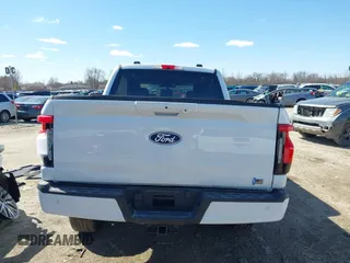 2024 Ford F-150 Lightning z VIN 1FTVW3L74RWG20276, wystawiony jako IAAI lot #41991515 z przebiegiem 4048 mil mil oraz . Historia ofert i sprzedaży dostępna na DreamBid. Obrazek 17.