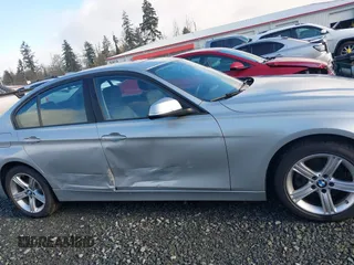 2015 BMW 3 Series 328i xDrive z VIN WBA3B5C56FF962334, wystawiony jako IAAI lot #41323621 z przebiegiem 33 419 mil mil oraz . Historia ofert i sprzedaży dostępna na DreamBid. Obrazek 13.