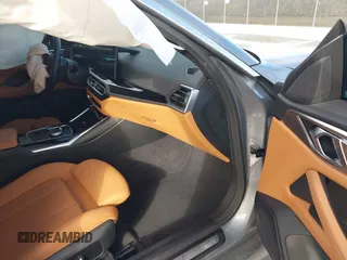 2024 BMW i4 eDrive35 z VIN WBY43AW00RFT13208, wystawiony jako IAAI lot #41191478 z przebiegiem 9 638 mil mil oraz . Historia ofert i sprzedaży dostępna na DreamBid. Obrazek 5.