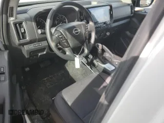 2025 Nissan Frontier SV z VIN 1N6ED1CMXSN623529, wystawiony jako Copart lot #51089935 z przebiegiem 303 mil mil oraz Tytuł czysty. Historia ofert i sprzedaży dostępna na DreamBid. Obrazek 8.