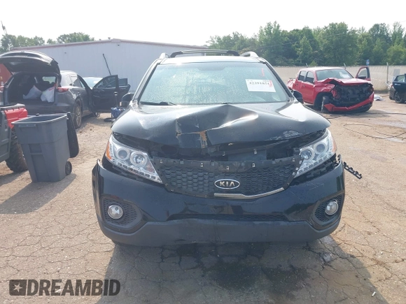 2013 Kia Sorento EX z VIN 5XYKU4A22DG364988, wystawiony jako IAAI lot #42391851 z przebiegiem 221 693 mil mil oraz . Historia ofert i sprzedaży dostępna na DreamBid. Obrazek 6.
