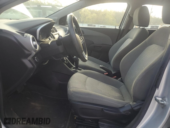 2020 Chevrolet Sonic LT z VIN 1G1JG6SB8L4124217, wystawiony jako Copart lot #50584715 z przebiegiem 83 124 mil mil oraz Szkody całkowita. Historia ofert i sprzedaży dostępna na DreamBid. Obrazek 7.