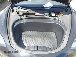 2018 Tesla Model 3 Long Range Battery z VIN 5YJ3E1EB6JF086612, wystawiony jako IAAI lot #42149440 z przebiegiem 101 170 mil mil oraz . Historia ofert i sprzedaży dostępna na DreamBid. Obrazek 10.