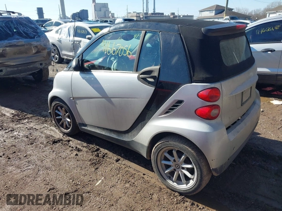 2009 Smart fortwo Passion z VIN WMEEK31X99K301253, wystawiony jako IAAI lot #41667056 z przebiegiem 176 021 mil mil oraz . Historia ofert i sprzedaży dostępna na DreamBid. Obrazek 3.