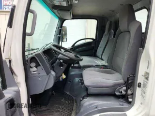 2020 Isuzu NRR IBT z VIN JALE5W163L7304XXX, wystawiony jako Copart lot #48609155 z przebiegiem 132 628 mil mil oraz Tytuł czysty. Historia ofert i sprzedaży dostępna na DreamBid. Obrazek 6.