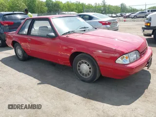 1987 Ford Mustang z VIN 1FABP40A9HF168657, wystawiony jako IAAI lot #42181474 z przebiegiem 231 362 mil mil oraz . Historia ofert i sprzedaży dostępna na DreamBid. Obrazek 1.