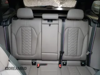 2022 BMW X3 M z VIN 5YM13EC09N9J58240, wystawiony jako Copart lot #39206934 z przebiegiem 9945 mil mil oraz . Historia ofert i sprzedaży dostępna na DreamBid. Obrazek 10.