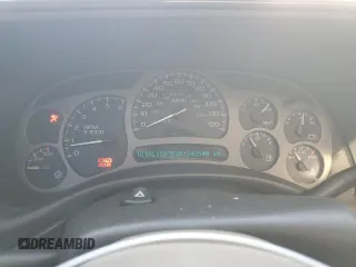 2005 GMC Sierra Denali z VIN 2GTEK63N951344416, wystawiony jako Copart lot #45877865 z przebiegiem 150 707 mil mil oraz Nie do naprawy. Historia ofert i sprzedaży dostępna na DreamBid. Obrazek 9.