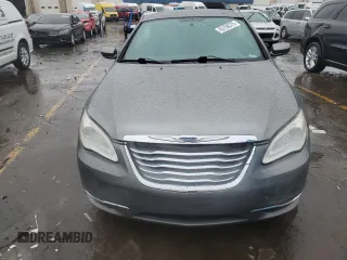 2011 Chrysler 200 Touring z VIN 1C3BC2EG1BN614034, wystawiony jako Copart lot #43150375 z przebiegiem 84 390 mil mil oraz Szkoda całkowita • Salvage title. Historia ofert i sprzedaży dostępna na DreamBid. Obrazek 5.