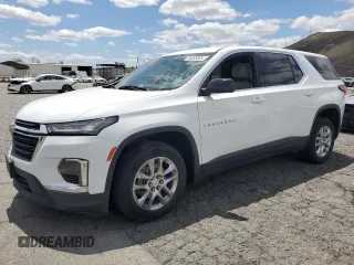 2023 Chevrolet Traverse LS z VIN 1GNERFKW9PJ140561, wystawiony jako Copart lot #56898305 z przebiegiem 57 497 mil mil oraz Szkoda całkowita • Salvage title. Historia ofert i sprzedaży dostępna na DreamBid. Obrazek 1.