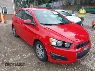 2014 Chevrolet Sonic LT z VIN 1G1JC5SG8E4230669, wystawiony jako IAAI lot #42529772 z przebiegiem 127 998 mil mil oraz . Historia ofert i sprzedaży dostępna na DreamBid. Obrazek 1.