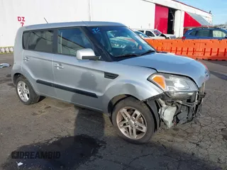 2011 Kia Soul + with VIN KNDJT2A22B7266928, listed as a IAAI auction lot 41572553 with 155,214 mi miles. Bid and sale history available at carsss.com. Image 1.