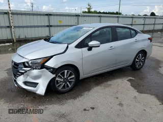 2025 Nissan Versa SV z VIN 3N1CN8EV1SL826950, wystawiony jako Copart lot #60200755 z przebiegiem 5 757 mil mil oraz Czysty tytuł • Clean title. Historia ofert i sprzedaży dostępna na DreamBid. Obrazek 1.