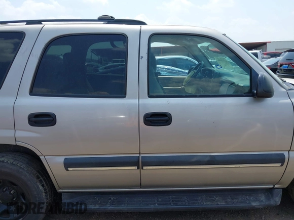 2004 Chevrolet Tahoe LS z VIN 1GNEC13T44R180732, wystawiony jako IAAI lot #42170904 z przebiegiem Nie podano mil oraz . Historia ofert i sprzedaży dostępna na DreamBid. Obrazek 14.