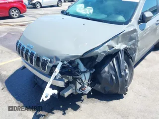 2020 Jeep Cherokee Latitude Plus z VIN 1C4PJLLB8LD648936, wystawiony jako IAAI lot #42026366 z przebiegiem 82 387 mil mil oraz . Historia ofert i sprzedaży dostępna na DreamBid. Obrazek 6.