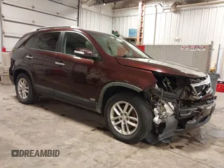 2014 Kia Sorento LX z VIN 5XYKTCA67EG541133, wystawiony jako IAAI lot #42335504 z przebiegiem 83 584 mil mil oraz . Historia ofert i sprzedaży dostępna na DreamBid. Obrazek 1.