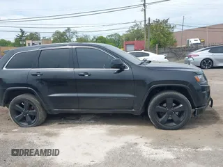 2015 Jeep Grand Cherokee Altitude z VIN 1C4RJFAG5FC682058, wystawiony jako IAAI lot #42352814 z przebiegiem 228 067 mil mil oraz . Historia ofert i sprzedaży dostępna na DreamBid. Obrazek 13.