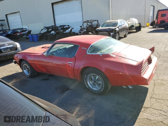 1975 Pontiac Firebird z VIN 2U87S5N582923, wystawiony jako Copart lot #72821784 z przebiegiem 37 718 mil mil oraz Czysty tytuł • Clean title. Historia ofert i sprzedaży dostępna na DreamBid. Obrazek 2.