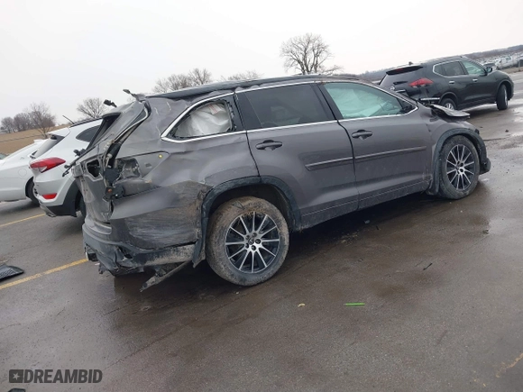 2017 Toyota Highlander XLE with VIN 5TDJZRFH7HS371208, listed as a IAAI auction lot 41720517 with 184,647 mi miles. Bid and sale history available at carsss.com. Image 4.