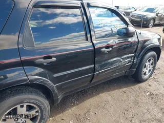 2002 Ford Escape XLT with VIN 1FMCU03182KD33491, listed as a IAAI auction lot 41704430 with 174,810 mi miles. Bid and sale history available at carsss.com. Image 6.