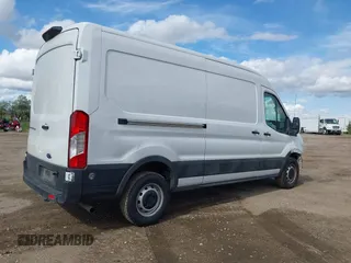 2024 Ford Transit Cargo z VIN 1FTBR1C84RKA32473, wystawiony jako IAAI lot #42438142 z przebiegiem 40 817 mil mil oraz . Historia ofert i sprzedaży dostępna na DreamBid. Obrazek 4.
