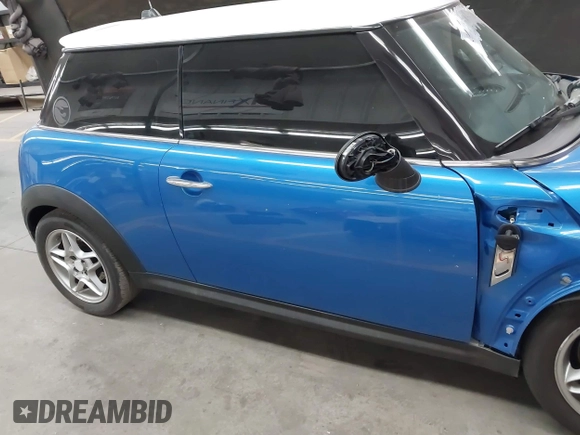 2010 MINI Hardtop S z VIN WMWMF7C53ATX45791, wystawiony jako IAAI lot #42507110 z przebiegiem 137 517 mil mil oraz . Historia ofert i sprzedaży dostępna na DreamBid. Obrazek 13.