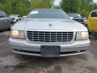 1999 Cadillac DeVille z VIN 1G6KD54Y6XU734741, wystawiony jako IAAI lot #42121114 z przebiegiem 152 829 mil mil oraz . Historia ofert i sprzedaży dostępna na DreamBid. Obrazek 6.