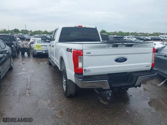 2017 Ford Super Duty F-250 SRW Lariat with VIN 1FT7W2B62HEF11136, listed as a IAAI auction lot 41892510 with 166,165 mi miles. Bid and sale history available at carsss.com. Image 3.