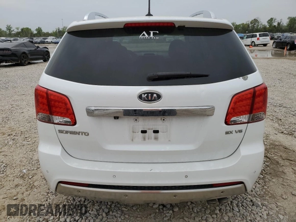 2013 Kia Sorento SX z VIN 5XYKWDA22DG321598, wystawiony jako Copart lot #50453715 z przebiegiem 123 778 mil mil oraz Czysty tytuł • Clean title. Historia ofert i sprzedaży dostępna na DreamBid. Obrazek 6.