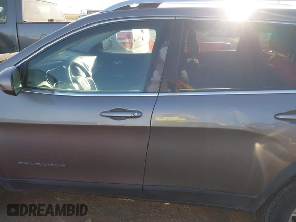 2019 Jeep Cherokee Latitude with VIN 1C4PJMCX7KD127657, listed as a IAAI auction lot 41756436 with 117,483 mi miles. Bid and sale history available at carsss.com. Image 14.