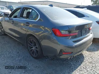 2019 BMW 3 Series 330i z VIN WBA5R1C5XKFH20799, wystawiony jako IAAI lot #42207910 z przebiegiem 59 202 mil mil oraz . Historia ofert i sprzedaży dostępna na DreamBid. Obrazek 3.