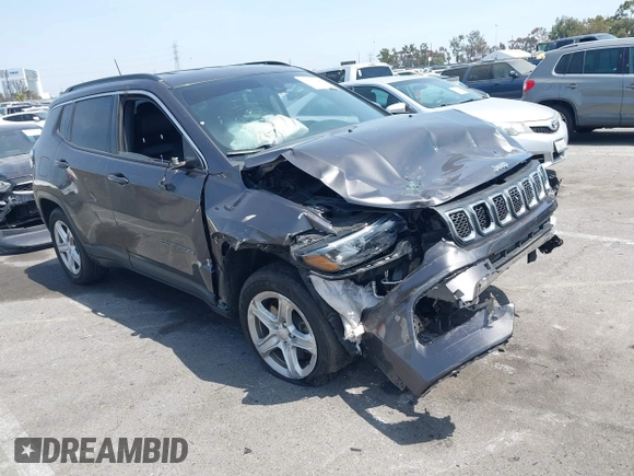 2023 Jeep Compass Latitude z VIN 3C4NJDBN7PT533642, wystawiony jako IAAI lot #42473847 z przebiegiem 34 589 mil mil oraz . Historia ofert i sprzedaży dostępna na DreamBid. Obrazek 1.