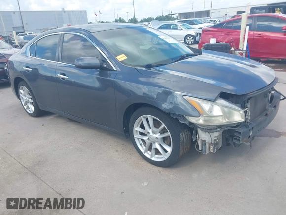 2010 Nissan Maxima SV z VIN 1N4AA5AP5AC820574, wystawiony jako IAAI lot #42427315 z przebiegiem 235 213 mil mil oraz . Historia ofert i sprzedaży dostępna na DreamBid. Obrazek 1.