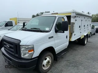 2018 Ford Econoline Commercial z VIN 1FDXE4FS9JDC33221, wystawiony jako Copart lot #56857655 z przebiegiem 111 690 mil mil oraz Tytuł czysty. Historia ofert i sprzedaży dostępna na DreamBid. Obrazek 2.