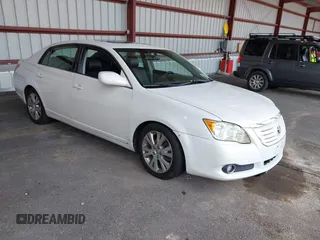 2008 Toyota Avalon XL z VIN 4T1BK36B98U263956, wystawiony jako IAAI lot #42409154 z przebiegiem 145 576 mil mil oraz . Historia ofert i sprzedaży dostępna na DreamBid. Obrazek 1.