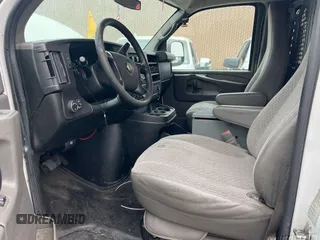 2014 Chevrolet Express Cargo z VIN 1GCWGFCA3E1190715, wystawiony jako IAAI lot #42649638 z przebiegiem 116 020 mil mil oraz . Historia ofert i sprzedaży dostępna na DreamBid. Obrazek 1.