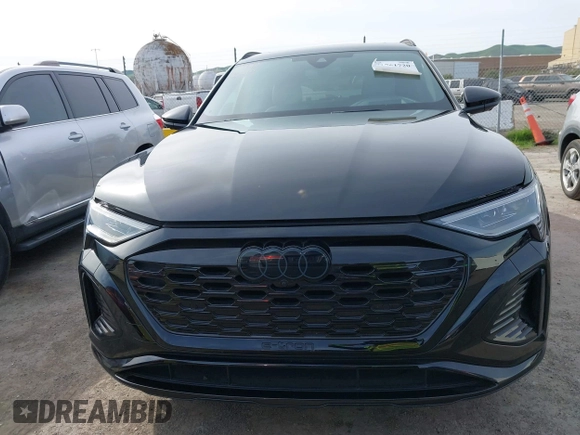 2024 Audi Q8 e-tron z VIN WA16AAGE2RB031437, wystawiony jako IAAI lot #41761720 z przebiegiem 19 579 mil mil oraz . Historia ofert i sprzedaży dostępna na DreamBid. Obrazek 13.