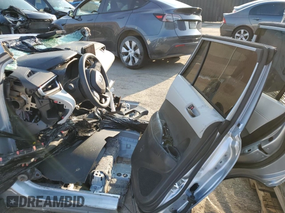 2023 Toyota Corolla Cross L z VIN 7MUAAAAG0PV064006, wystawiony jako Copart lot #57481625 z przebiegiem Nie podano mil oraz Nie do naprawy • Non repairable. Historia ofert i sprzedaży dostępna na DreamBid. Obrazek 7.