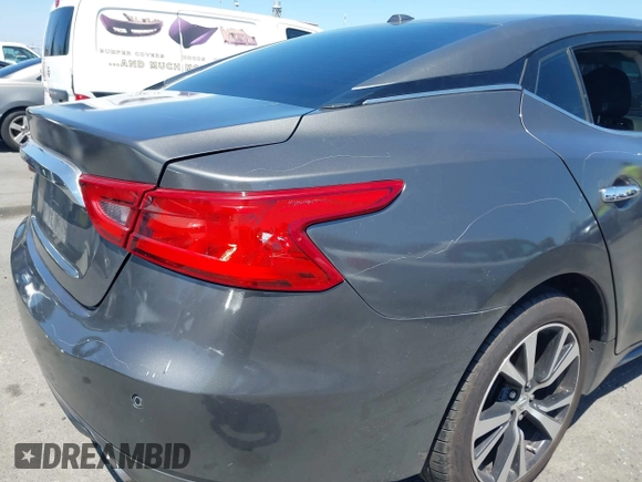 2018 Nissan Maxima Platinum z VIN 1N4AA6AP1JC388815, wystawiony jako IAAI lot #42098902 z przebiegiem 80 677 mil mil oraz . Historia ofert i sprzedaży dostępna na DreamBid. Obrazek 18.