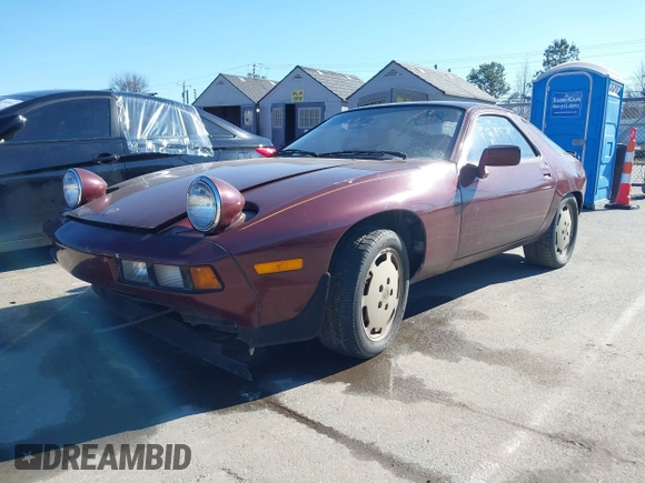 1984 Porsche 928 z VIN WP0JB0925ES860300, wystawiony jako IAAI lot #41581309 z przebiegiem 115 151 mil mil oraz . Historia ofert i sprzedaży dostępna na DreamBid. Obrazek 2.