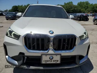 2023 BMW X1 xDrive28i z VIN WBX73EF02P5X44791, wystawiony jako Copart lot #57579055 z przebiegiem 22 182 mil mil oraz Szkoda całkowita • Salvage title. Historia ofert i sprzedaży dostępna na DreamBid. Obrazek 5.